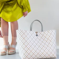 Handed By Tasche Motif Bag Pale Grey/White Fashion