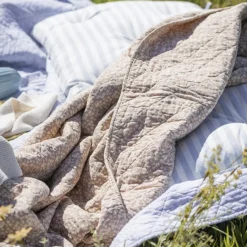 IB LAURSEN Tagesdecke Quilt malva mit weißen und gelben Blumen Hot