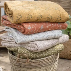 IB LAURSEN Tagesdecke Quilt natur m/rosa und blauen Blumen Best