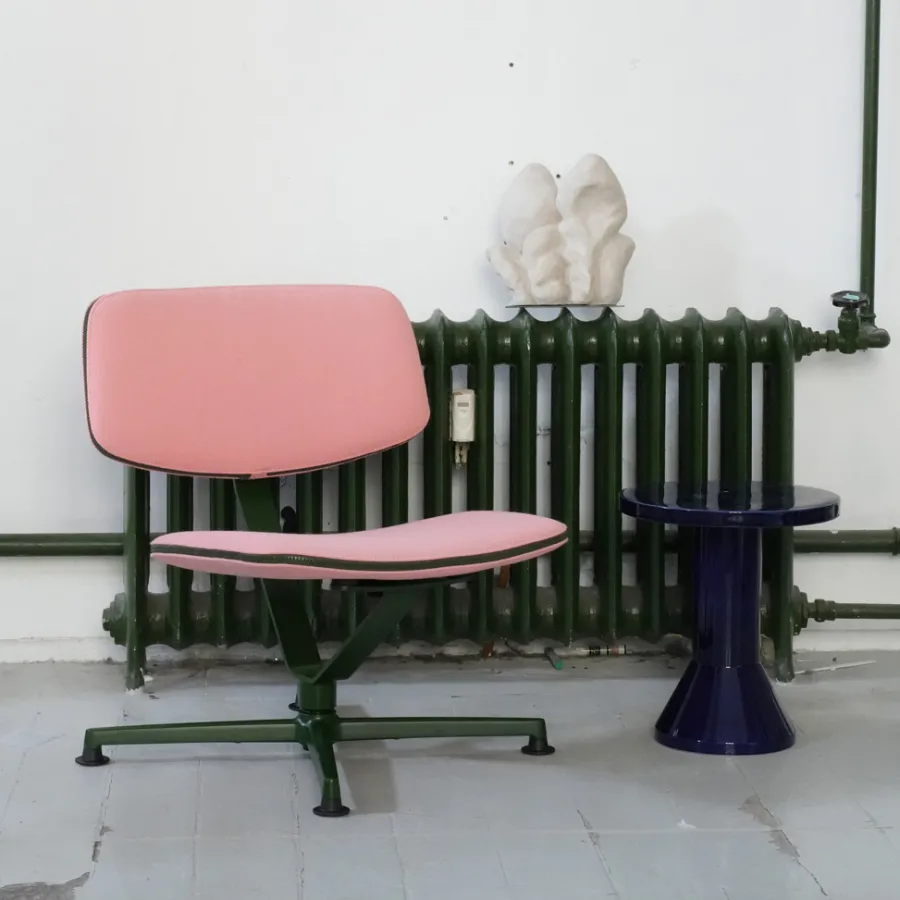raawii Lounge chair Dark green / Stoffbezug pink Sale