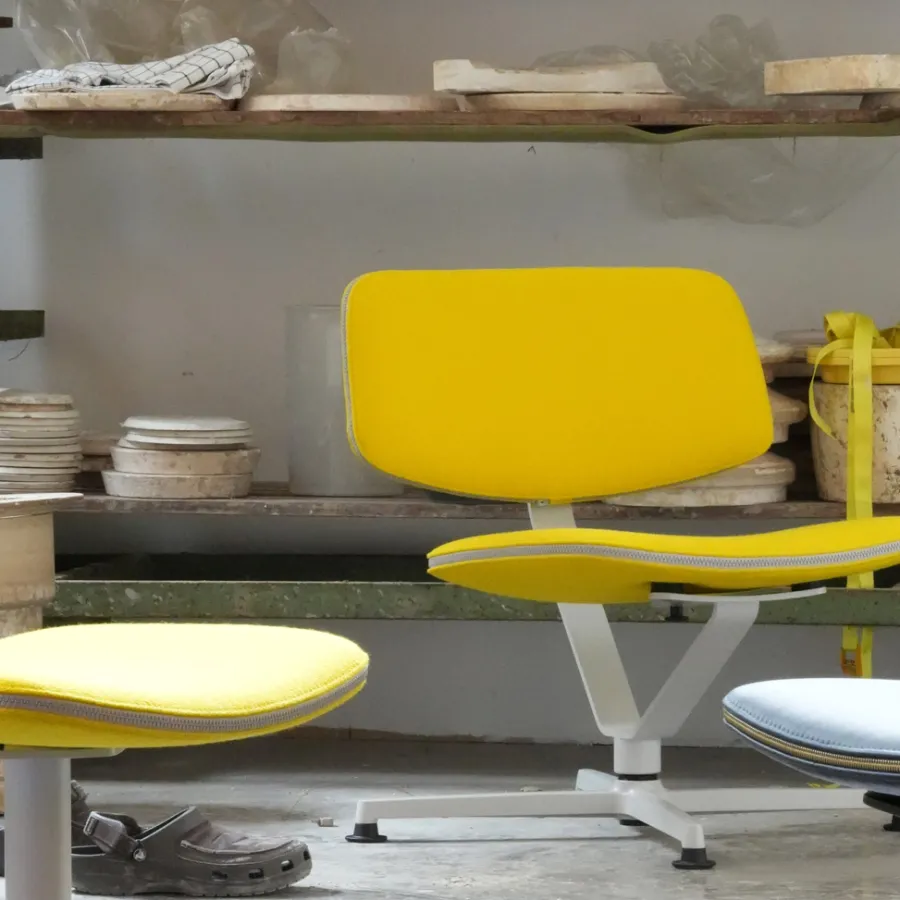 raawii Lounge chair Light grey / Stoffbezug yellow Online